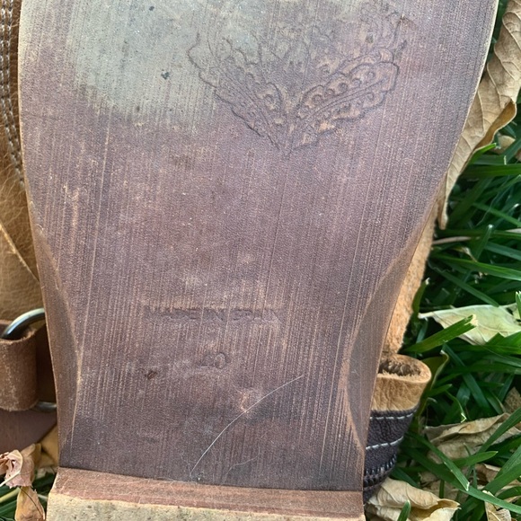 Women’s gauntlet sandals - Picture 3 of 3